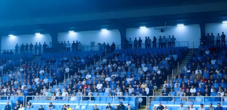 Арбитр показывает красную карточку футболисту